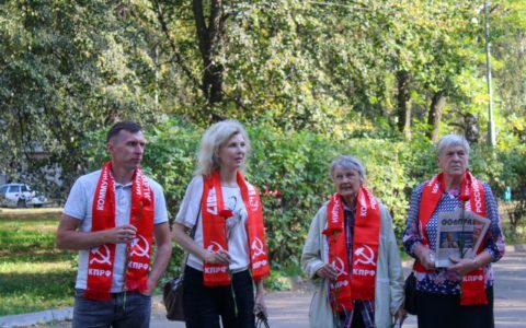 Ижевские коммунисты возложили цветы к памятнику Феликса Дзержинского.