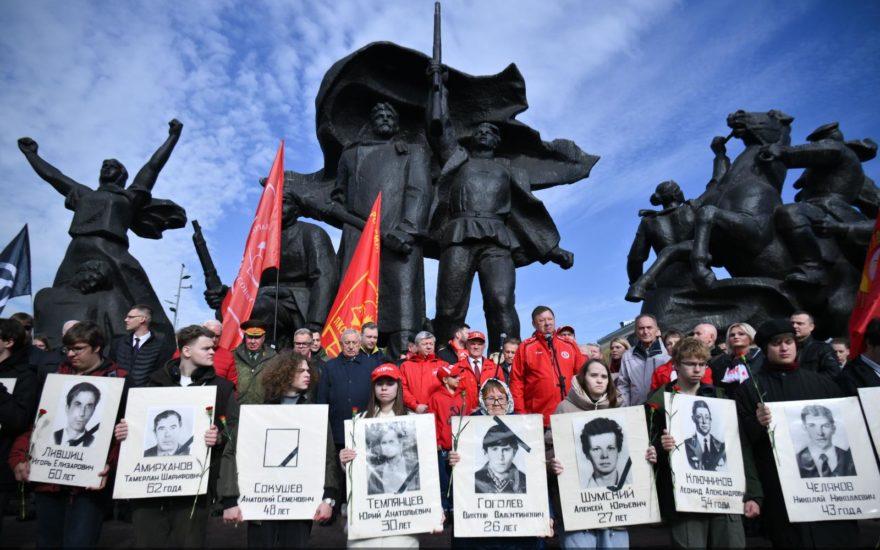 «Не забудем, не простим!»: КПРФ провела акцию памяти защитников Белого дома в октябре 93-го
