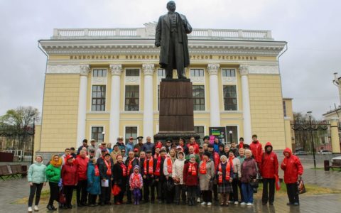 1 мая в г. Ижевске коммунисты, комсомольцы и их сторонники провели торжественное возложение цветов к памятнику Владимира Ильича Ленина.