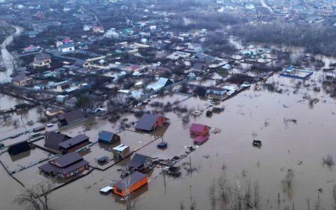 КПРФ Удмуртии отправили денежную сумму на гуманитарную помощь оренбуржским товарищам для дальнейшего распределения пострадавшим от паводка.